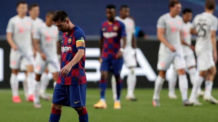 Kapten Barcelona, Lionel Messi tertunduk lesu setelah timnya kalah telak 2-8 dari Bayern Munchen di perempat final Liga Champions, Sabtu (14/8) dini hari/Foto: Skysports