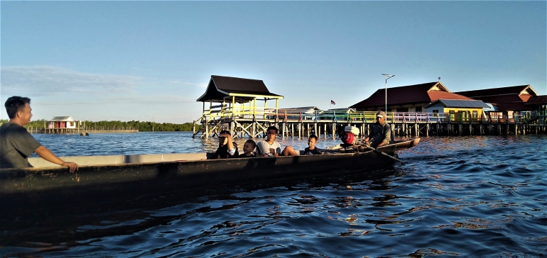 Terputus dengan daratan lalu lintas manusia dan barang ke pemukiman Bajo di Torsiaje laut menjadikan perahu asset penting rumah tangga (Gambar Marahalim Siagian)