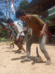 Orang Rimba mengikuti lomba sepak bola dengan terong. (Foto : Khairil Anwar/dok. KKI Warsi)