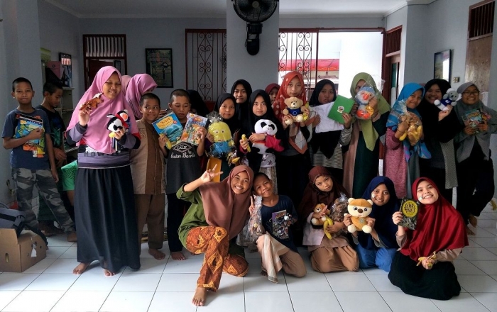 Berbagi mainan untuk adik panti- dok.ketapels