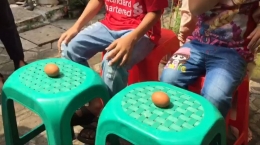 Foto anak-anak sedang lomba kupas telur. (dokpri)