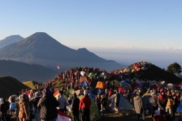  Ribuan pendaki berada di puncak Gunung Prau, Kabupaten Wonosobo, Jawa Tengah (KOMPAS.com/NAZAR NURDIN)
