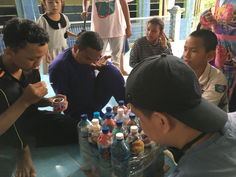 Tim KKNT IPB University bersama para Remaja Masjid Pulau Buluh melakukan pembuatan produk kerajinan tangan dari limbah plastik
