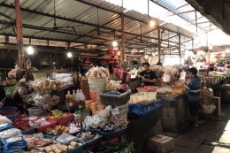 Pedagang dan pengunjung di Pasar Kebayoran Lama masih membandel dalam penggunaan masker selama beraktivitas di pasar. (KOMPAS.com/WAHYU ADITYO PRODJO)