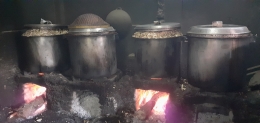 Potret dapur Gudeg Yu Djum yang masih menggunakan metode memasak tradisional dengan kayu bakar| Dok. pribadi/Thomas Panji