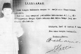 Soekarno membacakan teks Proklamasi Kemerdekaan Indonesia. Gambar: idntimes