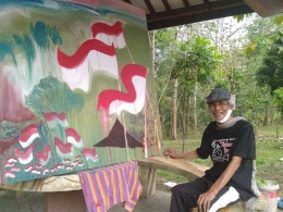 Mbah Hadiwijaya (66 tahun) saat melukis. | Dokpri.