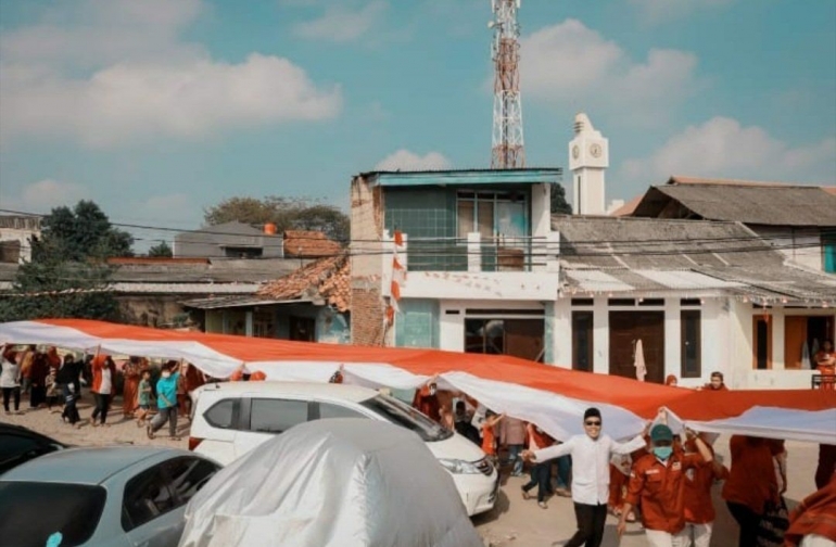  Sebuah bendera merah putih raksasa berkibar . Sumber :@AboutTNG