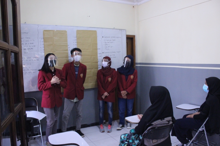 Mahasiswa UMM menggunakan face shield dan masker saat melakukan kegiatan pembelajaran | dokpri