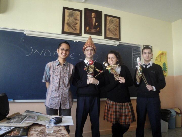 Bersama siswa dan siswi sekolah di Izmir, Turki. Sumber: dokumentasi pribadi.