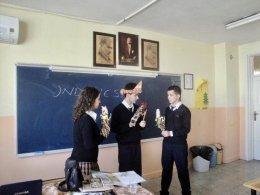 Permainan Wayang Golek oleh siswa sekolah di Turki. Sumber: dokumentasi pribadi.