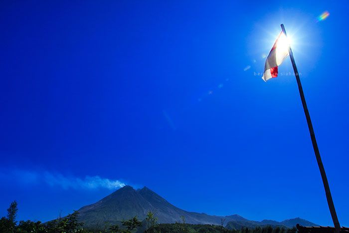 Bendera dengan latar Gunung Merapi (Foto: Dok. Pribadi)