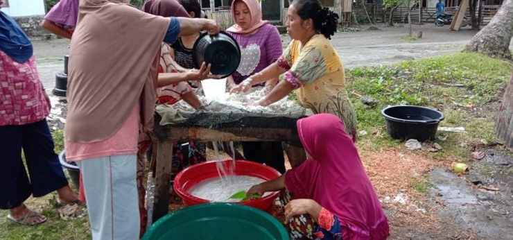 Ibu-ibu sedang memeras santan kelapa (dokpri)