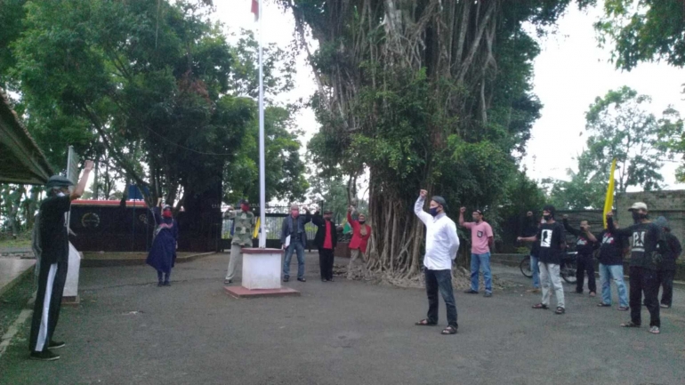 Upacara memperingati HUT RI ke-75 diadakan oleh para perupa Kabupaten Banyumas dan Purbalingga (17/8). | Dokpri