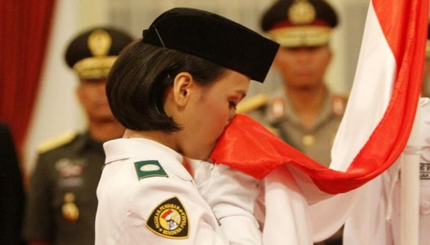 Foto Paskibra mencium bendera merah-putih (sumber rakyatrukun.com)