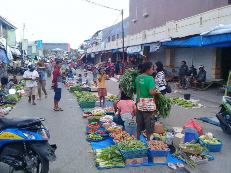 Para pedagang di pasar baru Atambua. (Foto: Timordaily.com).