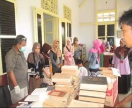 Kegiatan konservasi buku-buku Bung Karno di BPCB Jambi (Foto: Rhis Eka W.)