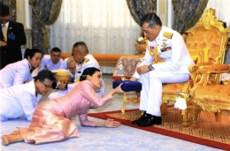 Eksistensi monarki Thailand sedang digugat rakyat. Photo: Time