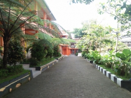 Koridor sekolah yang asri di SMP Santa Mari Kabanjahe (Dokpri)