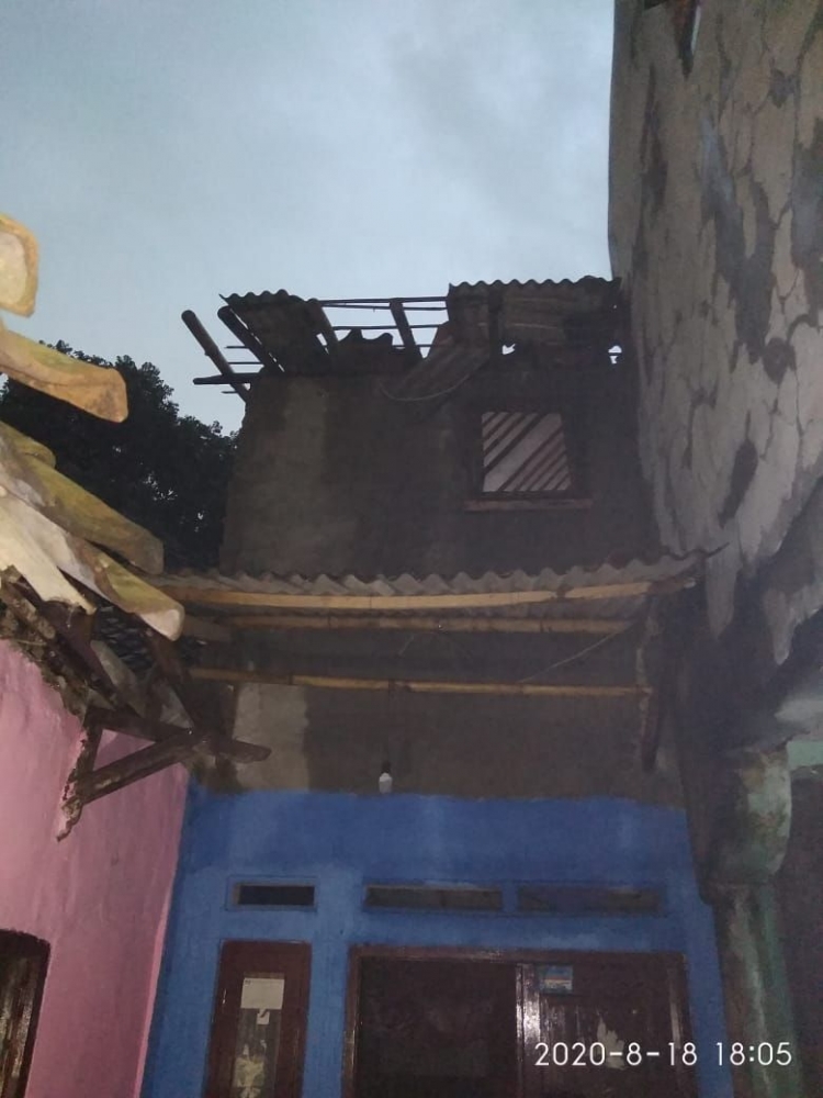 Keadaan salah satu rumah ibu Engkus korban angin puting beliung Puting beliung 