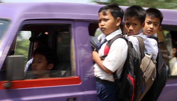 Anak sekolah naik angkot (TEMPO/ Marifka Wahyu Hidayat)