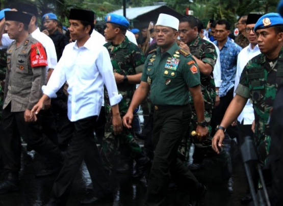 Panglima TNI Jenderal Gatot Nurmantyo mendampingi Presiden Joko Widodo di tengah aksi 212, Jumat (2 Desember 2016) | Sumber gambar: portal-islam.id