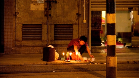 Ilustrasi persembahan kepada arwah gentayangan di pinggir jalan (sumber: pride.kindness.sg)