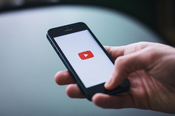 Ilsutrasi menyalin dan membagikan channel YouTube melalui HP (Sumber: www.pixabay.com)