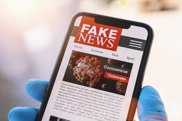 Bijak dalam menggunakan media sosial dn melek sains bisa mengurangi dan memberantas hoax terkait Covid-19.| Sumber: Shutterstock via Kompas.com 