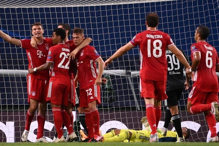 Pemain Bayern Munchen saling berpelukan usai gol kedua di laga semifinal lawan Lyon pada 19 Agustus 2020. Tim berjuluk FC Hollywood itu menyusul PSG ke laga final Liga Champions 2019/2020| Sumber: AFP/Franck Fife