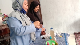 Mahasiswa universitas Djuanda sedang memalukan proses pembuatan hand sanitizer