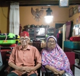Tokoh Kalimantan Tengah, Sabran Achmad bersama isteri beberapa waktu lalu saat ditemui di kediamannya di kota Palangka Raya. (Dokpri)