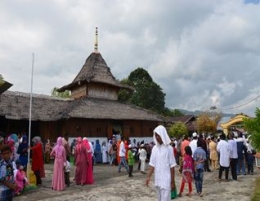 Ritual mengelilingi Masjid Kuno Wapauwe sebanyak 7 kali sambil menggending kambing kurban. Sumber:Dokpri, 2016