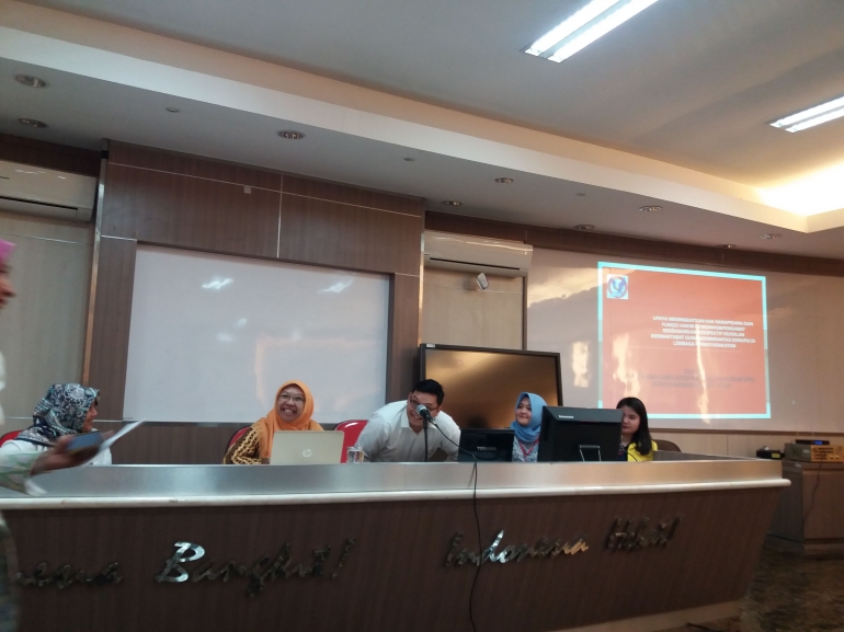 Dosen FH UPH menyampaikan presentasi tentang hakim WASMAT (dokumen pribadi)