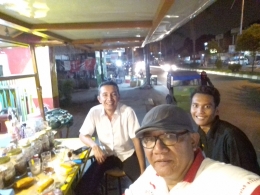 Bersama pelanggan di tengah malam Kota Medan situasi saat ini (Dokpri 2020)