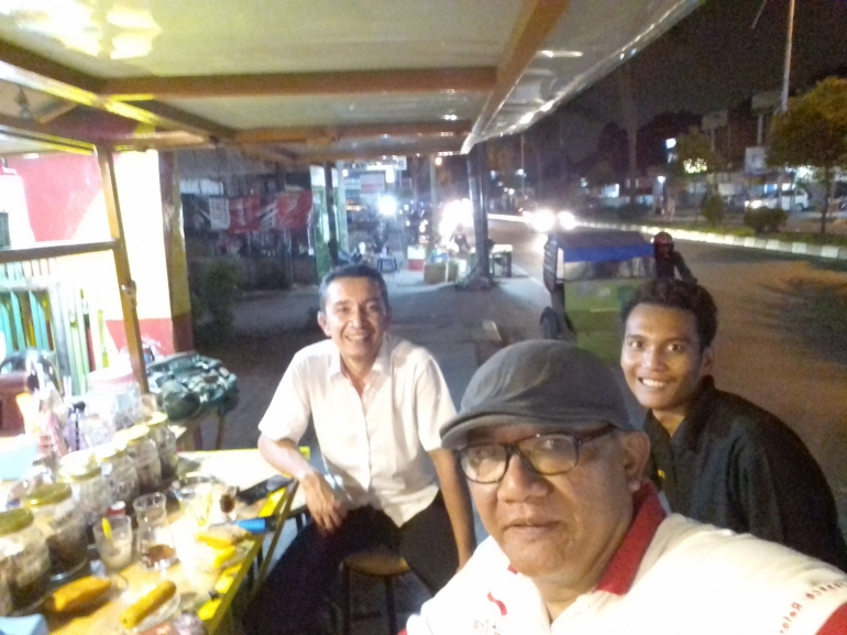 Bersama pelanggan di tengah malam Kota Medan situasi saat ini (Dokpri 2020)