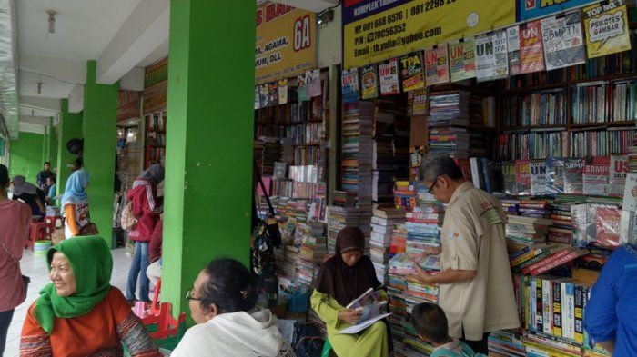 Beberapa pengunjung toko buku tesk sekolah di salah satu sudut bookstore Shopping Centre Yogyakarta. Di toko buku ini ada buku-buku teks sekolah bekas.(Foto: tribunjogyawahyusetyawannugroho).