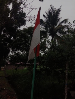 Sang Merah-Putih sudah tegak di pagi hari di tanah Borneo. Gambar: Dokpri/DeddyHS