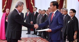 Dubes Palestina untuk Indonesia Zuhair al-Shun bersalaman dengan Presiden Joko Widodo (pojoksatu.id).