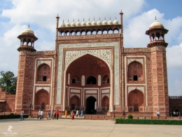 Pintu gerbang menuju Taj Mahal. Sumber: dokpri