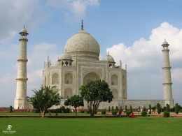 Taj Mahal memiliki 4 sisi fasade yg sama. Sumber: dokpri