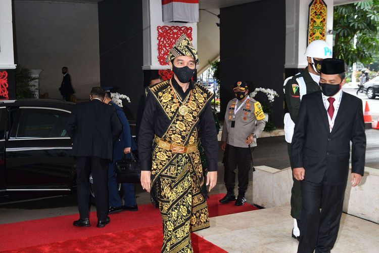 Presiden Jokowi mengenakan baju Adat Sabu Raijua (ISTANA PRESIDEN/AGUS SUPARTO via Kompas.com)