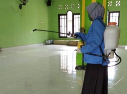 Proses penyemprotan di dalam masjid (Dokpri)