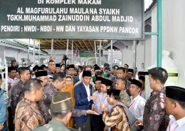 Presiden Joko Widodo ziarah ke makam Pahlawan Nasional, TGKH M. Zainuddin Abdul Madjid, sumber gambar: https://www.asiabusinessinfo.com/