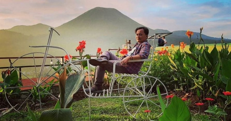 Berfoto di taman bunga, Amphiteater, latar gunung lokon. Sumber: Dokpri
