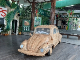 Ikon mobil daur ulang ini terpajang di halaman utama Eco Green Park, Kota Batu (8/8/2020)|Dok. Pribadi