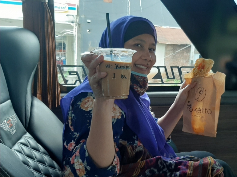 Snack dan coffee cup khas Roketto Bus|Dok. Pribadi