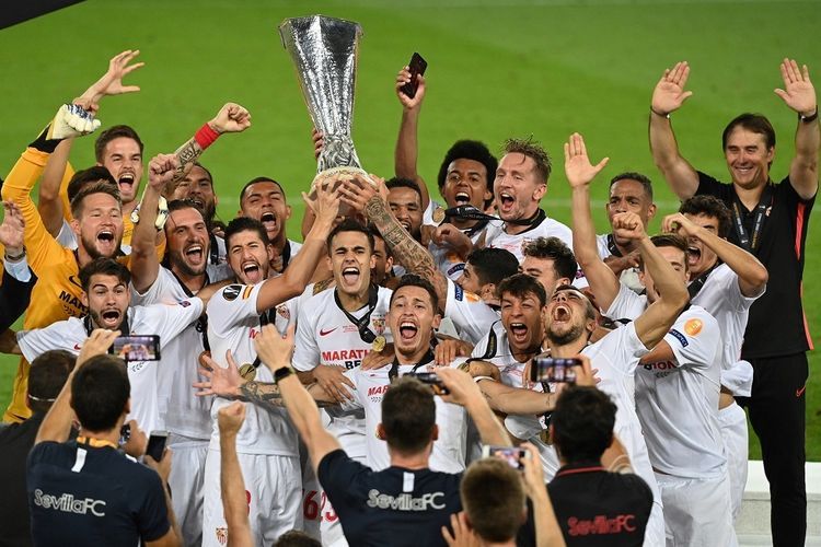 Para pemain Sevilla merayakan kemenangan sebagai jawara UEFA Europa League (22/8/2020). Foto: AFP/INA FASSBENDER via KOMPAS