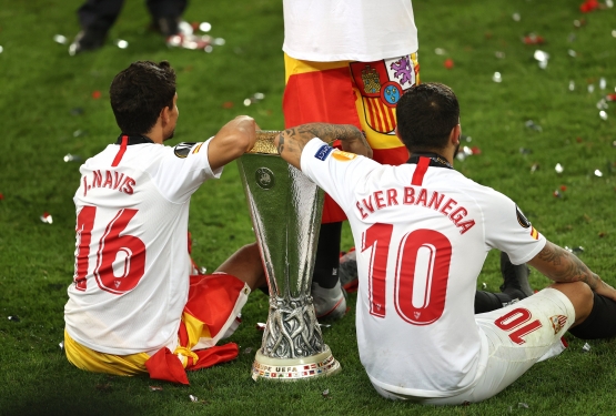 Dua aktor veteran penting di balik juaranya Sevilla yang ke-6. Gambar: Twitter/EuropaLeague