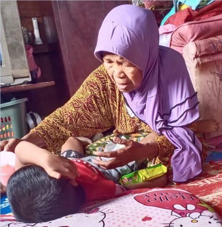 - Anak adik Kurnia yang berkebutuhan khusus, bersama neneknya, Inun. (Dok. Istimewa)